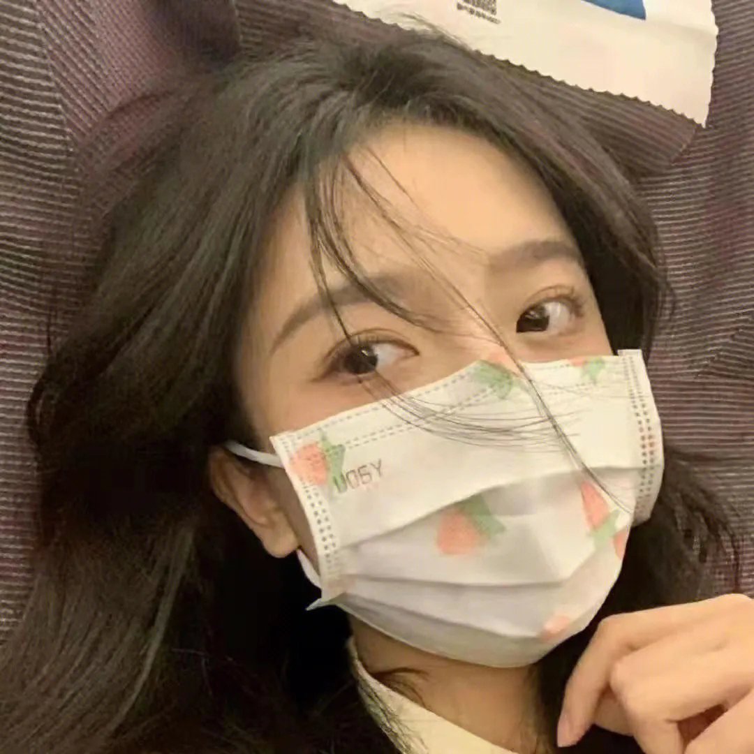戴流苏耳环的少女